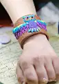可爱的浅浮雕猫头鹰手镯软陶制作教程图解图解 使用棕色软陶制作成软宽的手镯，再使用压制出的七彩渐变色软陶泥在手镯的表面捏塑上一只浅浮雕样式的猫头鹰，伸展开的七彩羽翼包裹环绕在软陶手镯表面，别致且惊艳。 #手工# #DIY#