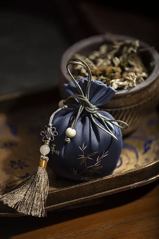 中式国潮传统文化：端午节香包和艾草静物特写图片素材-花瓣网