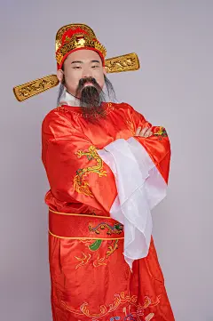 双手抱胸喜庆财神爷拜年人物摄影图片