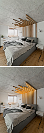 这种装饰性的木质特征片在床上方，不仅在卧室内形成焦点，而且还具有功能性，因为它包括照明。