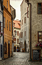 Český Krumlov, Czech Republi( by Lubomir Mihalik)c。捷克克鲁姆洛夫，位于南波西米亚的迷人小镇克鲁姆洛夫是世界上最美的几座城市之一。它被宽阔蜿蜒的伏尔塔瓦(Vltava)河环抱着，在河谷的对岸以城堡为中心的中世纪的城市一望无边，令人惊叹。大部分建筑建于14世纪到17世纪之间，多为哥特式和巴洛克式风格。整个小镇被流经该处的马蹄铁形的、宽阔蜿蜒的伏尔塔瓦河环抱着，而著名的城堡则建在河的对岸，风采依然。登高远眺，以城堡为中心的中世纪城市一望无边，令人惊叹。1992