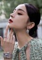 古力娜扎真敢穿！那么瘦的裙子硬要塞，勒出3D蜂腰翘臀！ - 知乎