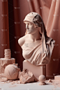 柔软的粉红色和亚麻布上的大型大理石雕像，少量陶土修饰