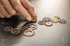 商业解决方案的成功和战略。商人的手连接齿轮与一个难题。完成并解决团队合作不完全的问题。