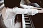 清纯唯美女生弹钢琴图片 伤感的女生弹奏钢琴