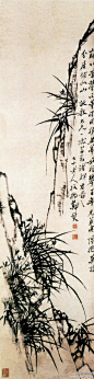 #古代书画# 【 清 郑燮《兰竹芳馨图》 】 此画写两山相对，悬崖沟谷之上，兰竹丛生，相对而发，遥相呼应。山石以枯笔写出，几点横皴，便描尽山势之险。浓墨撇写兰竹，飘逸潇洒，气韵飞动。郑板桥一向重视诗、书、画结合，以其形成不可分割的一体。此幅中诗画相辅，互为点衬，反映了中国文人画的特点。