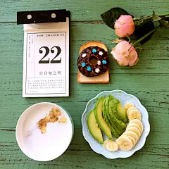 玫瑰蝴蝶:爱情、爱与美、容光焕发。
又见蓝天，实属不易。先生一宿未睡，早上又去看现场，的确辛苦。而我因为生病，昨天晚上咳到想吐，今天也有点昏昏沉沉的。
和朋友相互着鼓励画画，感觉有点成效。大家好像都是这样，深受周围环境的影响。我们本身就是环境的反馈。有一些在你找借口时肯揭穿你的朋友，绝对是幸运。
圣诞节还在准备，即使生病，也是万年不变的做所有事。我一直想教会小朋友一些事，金钱很重要，它依旧不是万能的。有些事拿钱买不到，有些事值得我们珍惜和付出，比如说温暖的回忆，比如说放在心底的真情。我们成为自己就好，不用