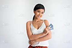 微笑的亚洲女士展示两张塑料卡