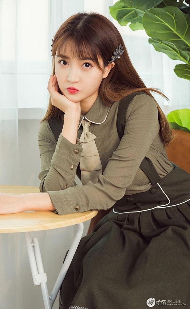 90后清甜美女小汐吊带长裙优雅十二月你好主题私房写真套图4