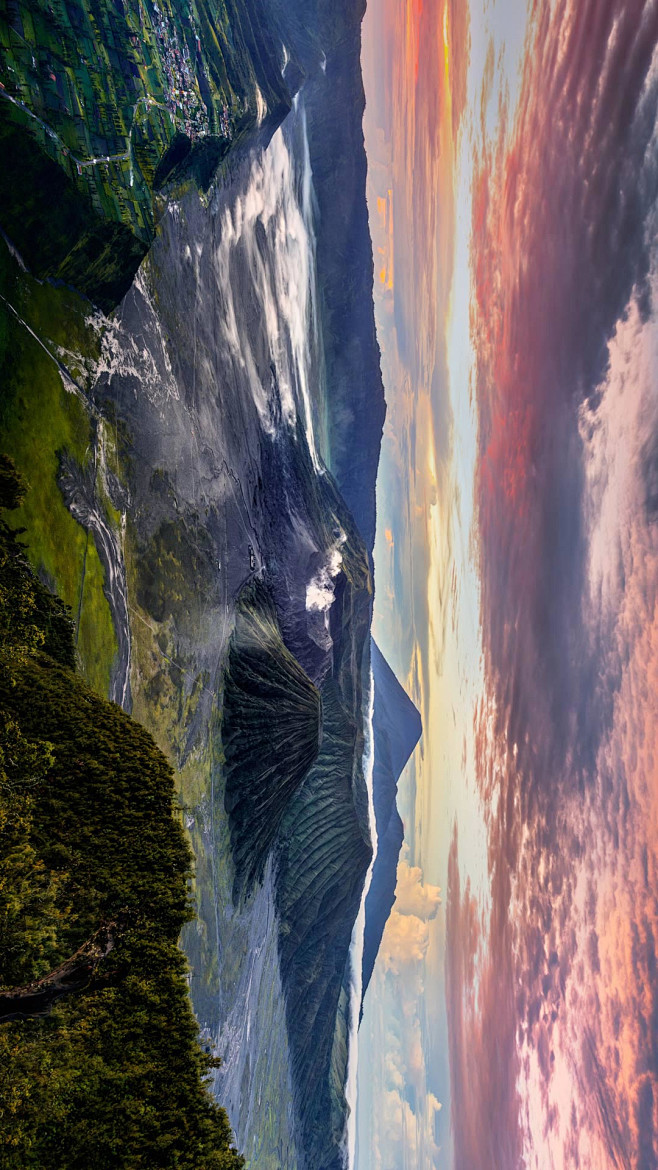 浓烟滚滚的布罗莫火山，印度尼西亚爪哇岛东...
