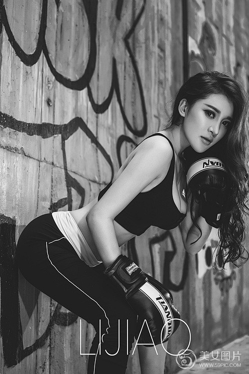 美女模特何媛媛性感拳击运动风格黑白写真第...