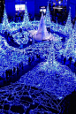 Christmas Caretta illumination Blue Forest, Tokyo, Japan。日本东京汐留Caretta广场“光之回廊”。从每年十一月到隔年二月，在东京许多的景点都会有点灯活动。2014年长达两个月的汐留Caretta的点灯主题『光の渓谷』，由25万个LED彩灯营造出梦幻世界，从晚上五点到十一点，每隔二十分钟会有一场长达六分钟的灯光秀。圣诞节来日本也是不错的选择哦。 #古镇##日本##旅行#