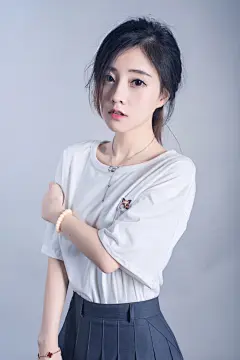 主播冯提莫白T写真 清纯可人挤出表情包