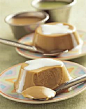 [咖啡果冻--如此心动（美食 甜点）] 材料：黑咖啡，牛奶，蜂蜜水做法： 硅胶模中随意倒入咖啡，牛奶或蜂蜜水，约1/3高度，放冰箱彻底冻硬后，再错开倒另外的口味，一定要冻硬后再加，做3--4层皆可：@90咖啡控咖啡甜心(budding篇）——香滑果冻布丁用料朱师傅香滑布丁粉        50克牛奶50克水200克蛋黄一个糖20克?做法1.取一奶锅，倒入200克水，烧开2.加入牛奶和糖，搅匀，快沸腾时改小火，加入布丁粉和打散的蛋黄，搅拌均匀3.关火，将煮好的布丁液过滤......