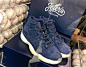 【Air Jordan 11 "Navy Suede" 实物近赏】美国当地时间5月14日，纽约洋基队将传奇巨星 Derek Jeter 的2号球衣退役，Jordan Brand 也在洋基体育场对面开设 RE2PECT 主题 Pop-Up 期限店作为致敬，店内展示 RE2PECT 相关的诸多纪念品，包括T恤、球帽、服饰等等单品，以及印有 "Thank You NYC" 字样的 Air Jordan 1 和海军蓝麂皮呈现的 Air Jordan 11，这双鞋将会通过 &