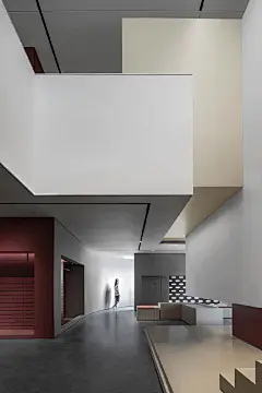 “打破”墙体，光从灰色砖墙中的玻璃砖透进来 | 元太室内设计-建e室内设计网-设计案例