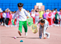 4月28日，内蒙古呼和浩特市玉泉区恒昌店巷小学的学生和家长在参加“拾物跑”趣味游戏。