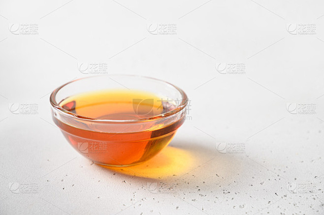 耶路撒冷洋蓟花糖浆根在玻璃碗。