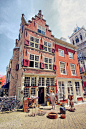 Delft, Netherlands。荷兰台夫特，距离海牙约10公里的历史城镇，建于1246年。台夫特至今仍保有古老的运河美景、拱型的石桥与美丽的市集广场。自17世纪开始，台夫特兴建许多陶器工厂，以制造台夫特蓝陶闻名世界。台夫特与荷兰皇室同样的深厚的渊源，1584年威廉王子也是在这里被暗杀并葬于新教堂内，台夫特也是相当迷人的历史古镇，各式各样的商家、餐厅、咖啡雅座提供观光休闲的好去处。