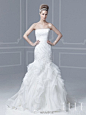 Enzoani Bridal 2015春夏新款婚纱，秉承一贯高贵典雅的风格，回归传统纯白色婚纱礼服，将褶皱充分运用在裙摆上，让古典宫廷样式与现代简约感充分结合在一起。