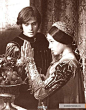 莎士比亚的爱情悲剧《罗密欧与朱丽叶》自1595年问世以来已被搬上银幕12次，其中，1968年由弗兰克·杰弗瑞里导演的版本，自问世以来就一直被视为典范之作。 而片中饰演朱丽叶的奥丽维娅·赫西也被影迷称作最美朱丽叶。