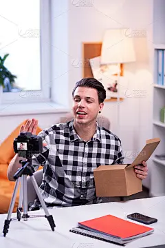 快乐的好看的年轻人是一个有经验的博主