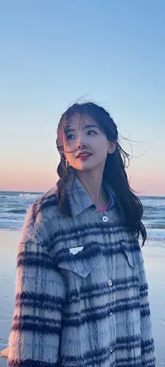 海边美女王冰冰手机桌面壁纸