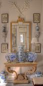 [Interesting, chalky look to the wall.] Porcelanas en azul