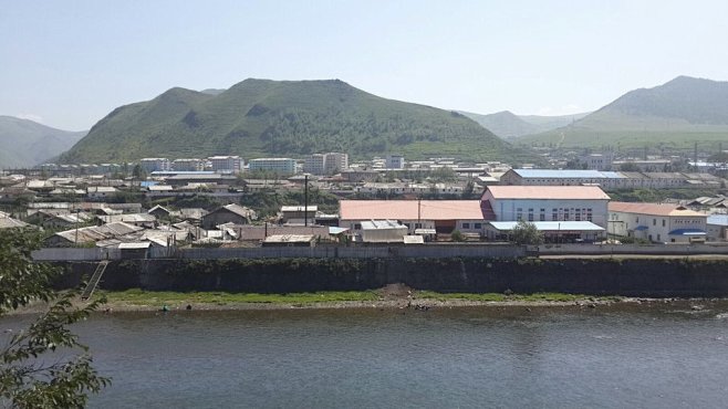 这是长白县鸭绿江对面的朝鲜第二大城市惠山市一水之隔阿很穷阿一直延