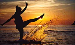 黄昏在海边戏水的人物摄影高清图片