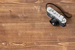 木制背景的相机