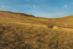 秋季景观喀尔巴阡高原草甸有帐篷，9月天气晴好，白天时间田园诗般的自然环境景色优美