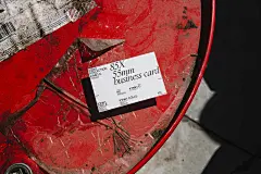 高端实拍放在油桶上的商务名片场景品牌设计提案贴图展示样机模板 Business Card 04