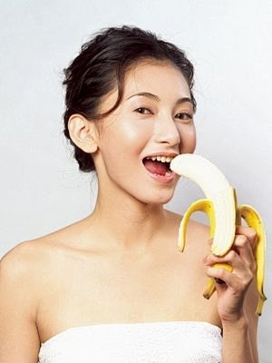 【吃香蕉保持快乐心情】
吃香蕉能帮助内...