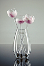 捷克设计师Martin Jakobsen设计的冰激凌杯，采用人工吹制玻璃制作，纤细的茎秆与小巧的花朵形杯身，配合各种色彩和口味的冰激凌，是下午甜点时光的优雅精灵。
 
http://www.jakobsendesign.com/
