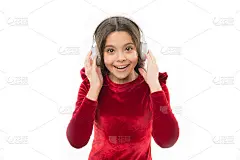 放松的时间。戴着耳机的小孩。音乐。听电子书。音频的教育。快乐的儿童的一天。的童年和快乐。儿童时尚和美
