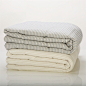 有机棉和亚麻面料的结合，秉承了muji的舒适环保特色。夏日的柔软感，麻棉的清爽感。