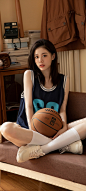 美女 篮球 盘腿坐姿 全面屏手机壁纸
