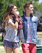 捂脚情侣档！贾斯汀·比伯 (Justin Bieber) 和女友赛琳娜·戈麦斯(Selena Gomez) 巴尔博亚湖畔散步约会