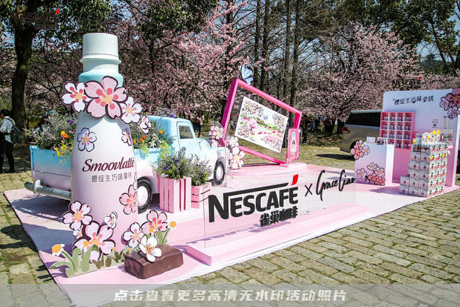 合影打卡快闪店，更多高清无水印照片请关注...