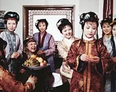 茶芬酒香自醉人！红楼十大美人，谁喝得最漂亮？最后一位赢了！ - 贾府夜宴，贾母命众人具备，都要饮尽杯中酒，黛玉偏不，让宝玉替她喝了。