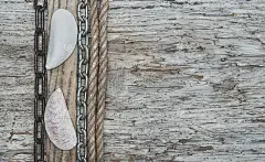 Vintage grunge背景与rop，贝壳和链在旧木头上