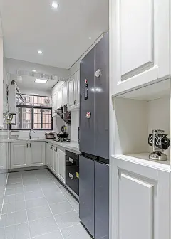 业主要求：简洁，层高尽量保持原层高，能不吊天花就不做，轻装修重装饰，对白灰、北欧、小美色系比较喜欢，希望厨房能大些，家庭主要是三人常住，父母偶尔来短住过冬。喜欢简单温馨的风格，北欧美式混搭都可，总之要明亮些，看上去要美美的。
设计说明：综合所有因素我们寻找一个共有的特质——简约+违和感，过于明亮的色彩会打破这里安静，不如就灰白相间，偶尔点缀并不鲜艳的粉和木色来，层次也分明。让陈设洗练一些，清减物品，心灵跟着也放空，不为杂物所累的生活才是“乐”境界