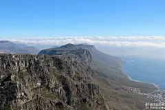 从桌山顶远眺，乱云飞渡，变化万千，大西洋波涛滚滚，一望无际；到处是悬崖峭壁，嶙峋...