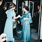 #老照片#1974年，女王和安妮公主在出席电影《东方快车谋杀案》英国首映礼前互致问候。 ​​​​
