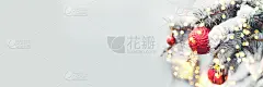 节日圣诞树上装饰着玻璃红球玩具，闪闪发光的背景配以美丽的散景，复制空间。