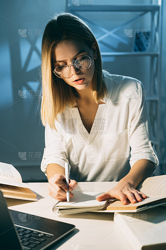 学习晚了晚上失眠的学生学习