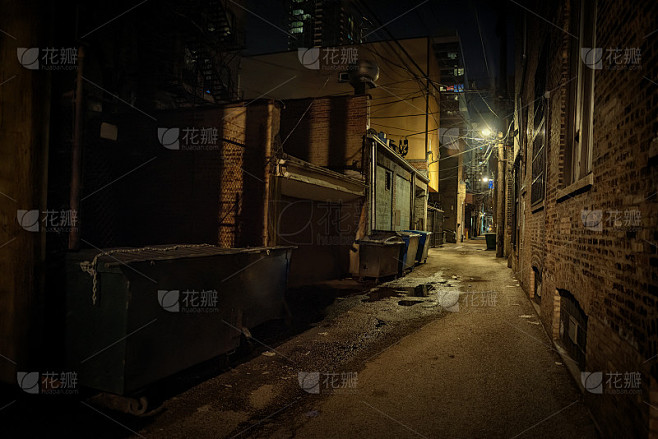 夜晚黑暗而诡异的城市小巷