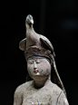 清华艺博的“与天久长——周秦汉唐文化特展”移师陕西历史博物馆了，这件彩绘骑马女俑光看名字不知道她在干啥，上次不是独立展柜，也看不到另一面，这次陕西把她换到独立展柜了，可以转着看，她其实在拍鼓。
另外，女俑头上顶个鸟，并不是非主流，唐代《通典》里有关于武后到玄宗时期乐舞伎带鸟冠的记 ​​​​...展开全文c