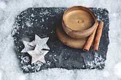 时尚的咖啡杯与冬季装饰在雪